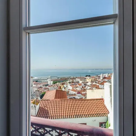 Spacious In Alfama With A Great View Апартаменты
